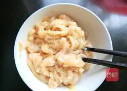 Illustration of how to make fried shredded chicken with double peppers 5