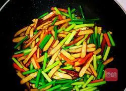 Illustration of how to stir-fry dried tofu with garlic moss 8