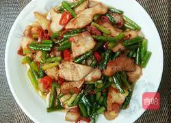 Illustration of how to cook twice-cooked pork with garlic moss 9