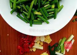 Illustration of how to cook twice-cooked pork with garlic moss 2