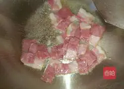 Illustration of how to make fried snow peas with bacon 3