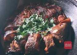 Illustration of how to stew fish in iron pot 15