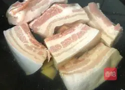 Illustration of how to cook pork with dried bamboo shoots 3