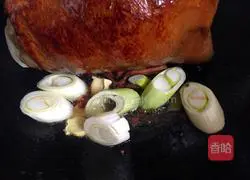 Braised Illustration of how to make wild boar knuckle 8