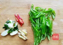 Illustration of how to stir-fry pork liver with green pepper 3