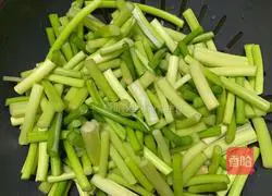 Illustration of how to make fried meat with garlic sprouts 1