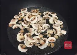 Illustration of how to make black pepper steak and stir-fried mushrooms 3