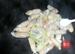Illustration of how to make spicy stir-fried razor clams 7