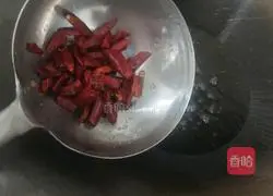 Illustration of how to stir-fry ham and thorn sprouts 7