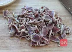 Illustration of how to make fried chicken gizzards with celery 2