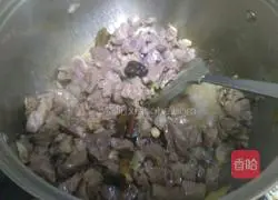 Illustration of how to make potato stew with beef 5