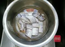 Illustration of how to cook hairtail with carrots 1