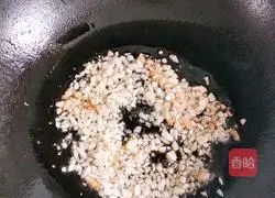 Illustration of how to steam enoki mushrooms with garlic 3