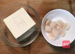 Illustration of how to make steamed tofu with scallops in drum sauce 1
