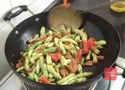 Illustration of how to make fried beans and meat 10