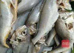 Illustration of how to make dry-fried small yellow croaker 1
