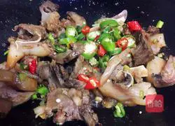 Illustration of how to cook twice-cooked pork head 8