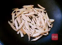 Illustration of how to stir-fry shredded pork with king oyster mushroom 5