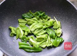 Illustration of how to make scrambled eggs with chili pepper 6