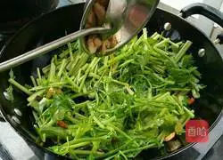 Home-style celery stir-fry Meat recipe illustration 3