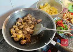 Illustration of how to make delicious potato roasted chicken 4