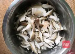 Illustration of how to make scrambled eggs with mushrooms 2