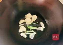 Illustration of how to make fried crabs with ginger and green onion 4