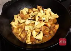 Illustration of how to make braised bean curd, braised pork and dried bean knots 15