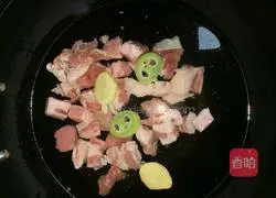 Illustration of how to stew beef brisket with tomatoes and potatoes 1