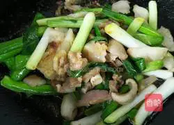 Illustration of how to stir-fry pork head with garlic 7