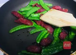Illustration of how to make fried sausage with snow peas 8