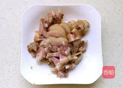 Illustration of how to make stir-fried pork head with cucumber 1