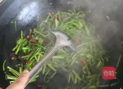 Illustration of how to stir-fry meat with celery 3