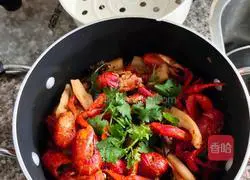 Illustration of how to make spicy crayfish with lotus root 8