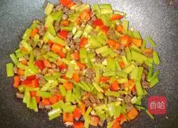 Illustration of how to make stir-fried beef with diced celery 18