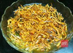 Illustration of how to make steamed chicken with Cordyceps flower 2