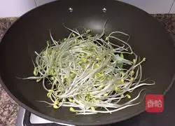 Illustration of how to make soybean sprouts, garlic sprouts and scrambled eggs 5