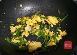 Illustration of how to make scrambled eggs with shredded pepper 8