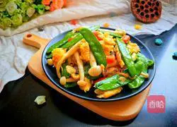 Illustration of how to make fried snow peas with seafood, mushrooms and eggs 11