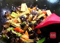Illustration of how to stir-fry yuba with fungus 8