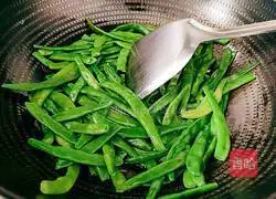 Illustration of how to stir-fry beef brisket and green beans 12