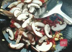 Illustration of how to make scrambled eggs with mushrooms 6