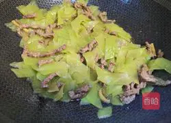 Illustration of how to make shredded beef and fried lettuce slices 7