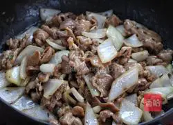 Illustration of how to make fried pork slices with cumin and onion 9