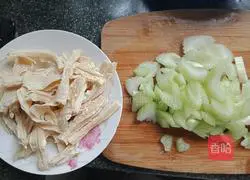Illustration of how to stir-fry celery and bean curd 1