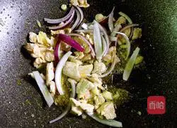 Illustration of how to stir-fry lettuce with meat 5