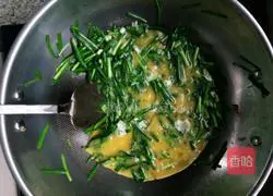 Illustration of how to make fried eggs with leeks 7