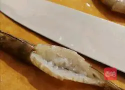 Illustration of how to make garlic shrimps 4