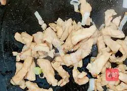 Illustration of how to stir-fry chicken with garlic moss 2