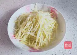 Illustration of how to make potato shreds moistened with oil 2